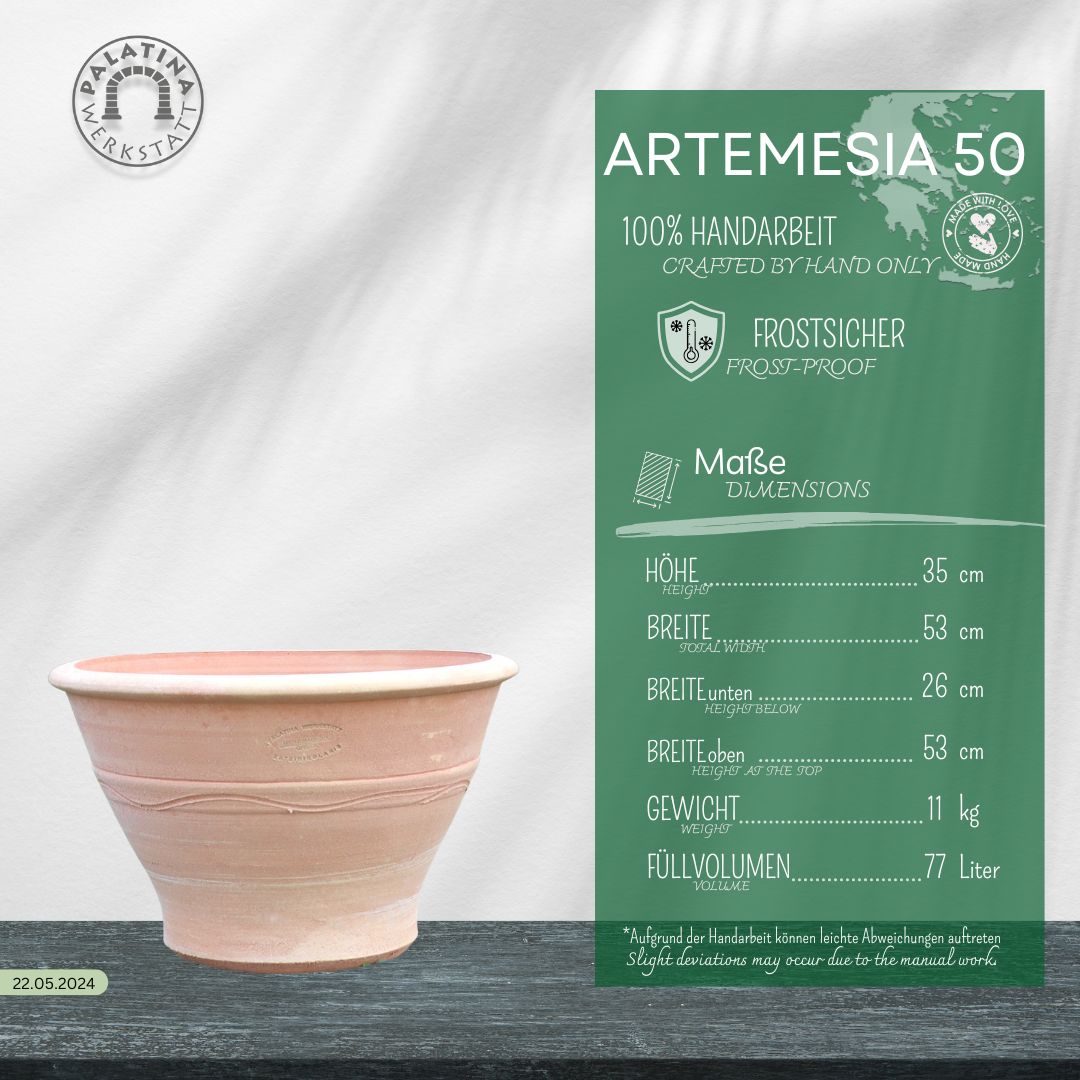 Der Terrakotta-Pflanztopf "Artemesia", B=50 cm, steht auf einer dunklen Fläche neben einer grünen deutschen Infokarte, die auf seine handgefertigte Ausführung, seine Frostsicherheit und sein Fassungsvermögen von 77 Litern hinweist.