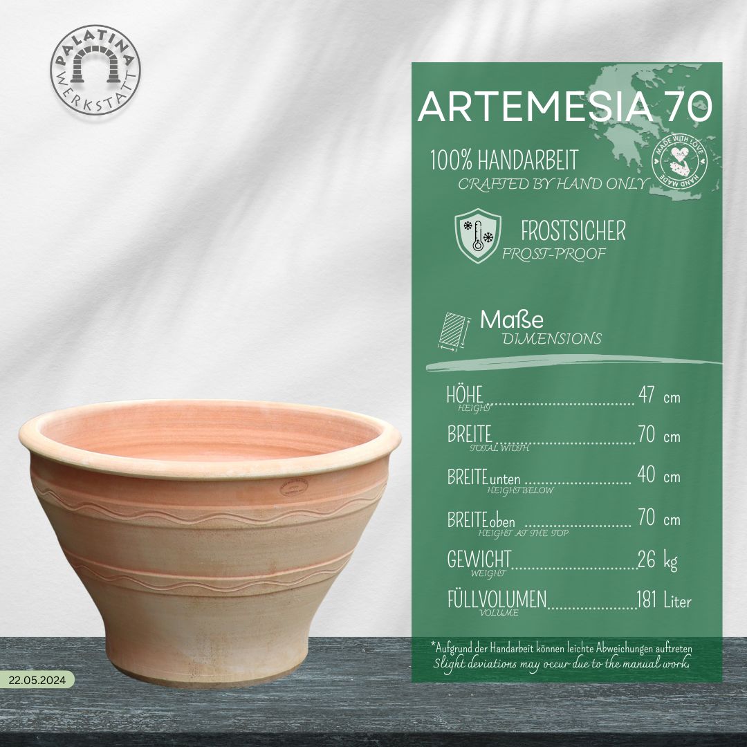 Ein winterfester großer Pflanzkübel "Artemesia", Blumenkübel 70 cm, steht neben einer grünen Infotafel mit Maßen (47 cm hoch, 70 cm breit), Gewicht (26 kg) und Volumen (181 L), die Frostschutz und echte Handwerkskunst hervorhebt.