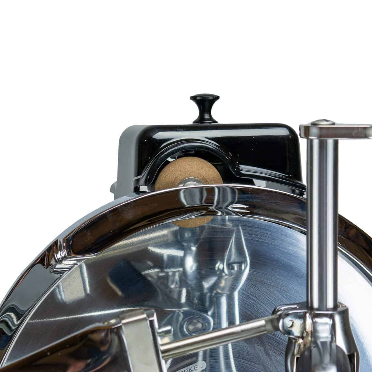 Nahaufnahme einer glänzenden Kaffeemühle aus Edelstahl mit sichtbarem Knopf und Mahlwerk. Die Mühle wirkt industriell und robust, mit modernen und eleganten Designelementen.