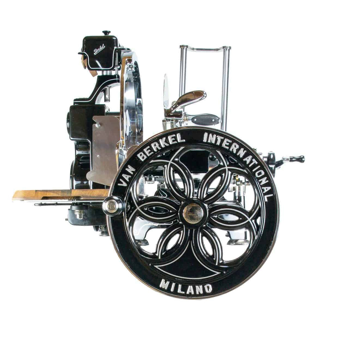 Ein klassischer Fleischschneider von Van Berkel International mit einem aufwendig gestalteten Schwungrad. Die Maschine hat eine schwarze und verchromte Oberfläche und zeichnet sich durch detaillierte Handwerkskunst aus. Der Name „Milano“ ist deutlich auf dem Schwungrad zu sehen.