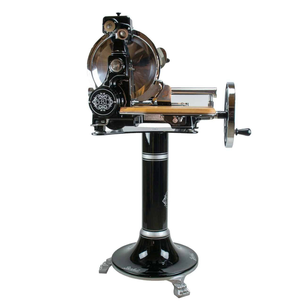 Der Berkel Volano B114 ist ein Vintage-Fleischschneider mit schwarzem Sockel und Handkurbelmechanismus und besticht durch aufwendige Details und Markenzeichen. Diese „manuelle Aufschnittmaschine mit Standfuß + Fassholzbrett“ verfügt über ein großes rundes Messer und eine Plattform zum Halten des Fleisches und erinnert an ein klassisches Design des frühen 20. Jahrhunderts.