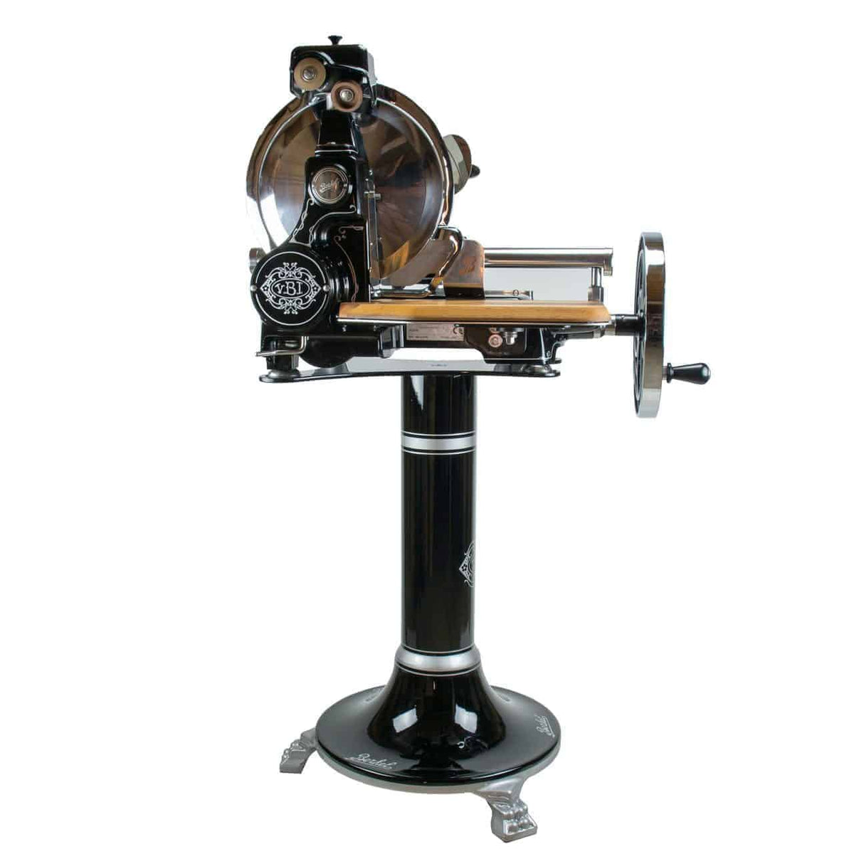 Der Berkel Volano B114 ist ein Vintage-Fleischschneider mit schwarzem Sockel und Handkurbelmechanismus und besticht durch aufwendige Details und Markenzeichen. Diese „manuelle Aufschnittmaschine mit Standfuß + Fassholzbrett“ verfügt über ein großes rundes Messer und eine Plattform zum Halten des Fleisches und erinnert an ein klassisches Design des frühen 20. Jahrhunderts.