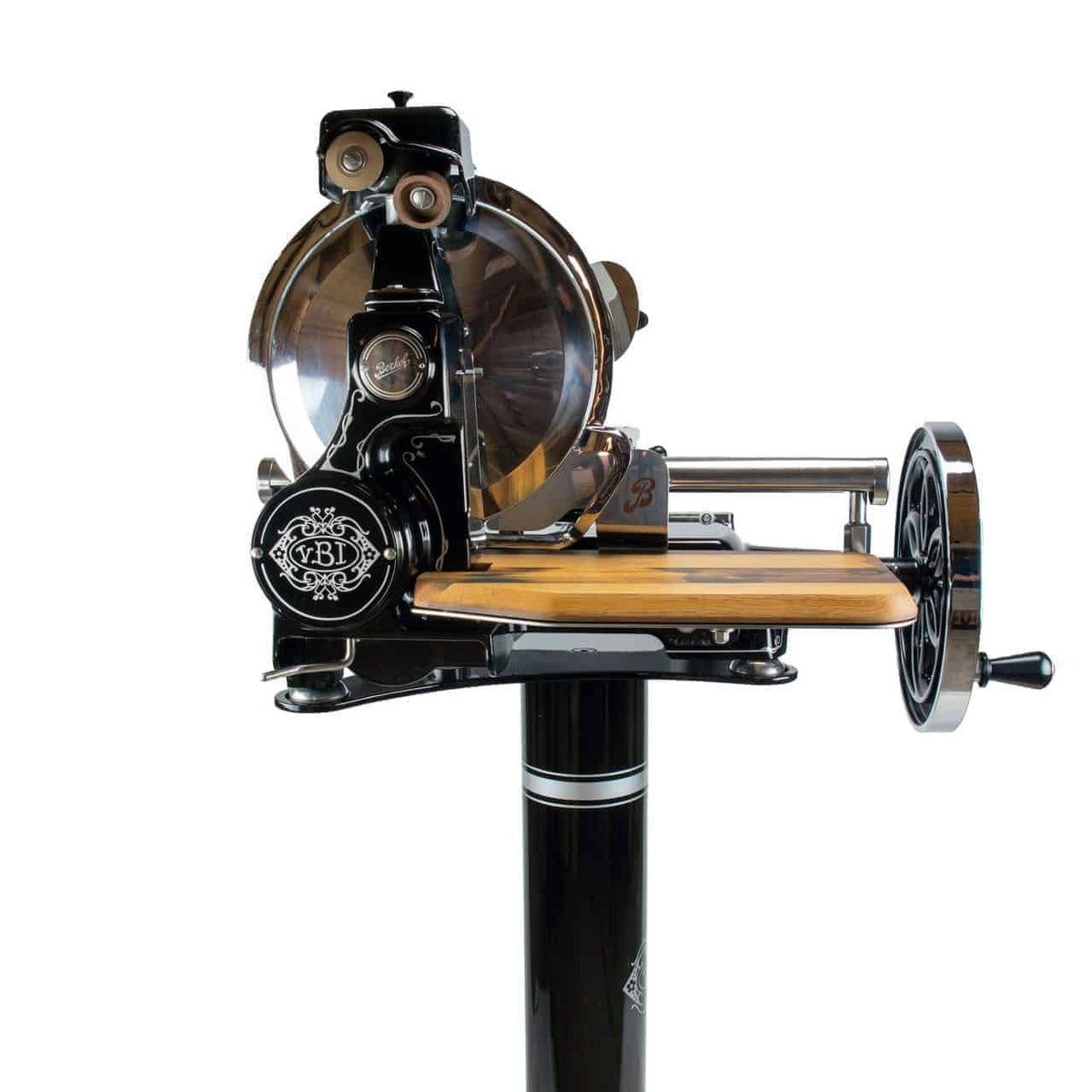Der Berkel Volano B114 in Schwarz ist ein manueller Fleischschneider mit eleganter Handkurbel, ausgestattet mit einer glänzenden Metallklinge und einer hölzernen Fassholzbrett-Plattform. Dieser auf einem hohen Ständer montierte Schneider besticht durch kunstvolle dekorative Details und außergewöhnliche Handwerkskunst, die sein Vintage-Design widerspiegeln.
