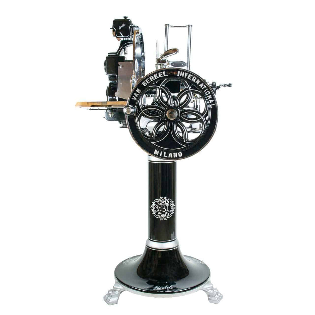 Der Berkel Volano B114 in klassischem Schwarz ist ein manueller Fleischschneider mit Ständer und Holzfassbrett aus Mailand. Mit einem großen Speichenrad mit komplizierten Mustern und einem Vintage-Look spiegelt er die Handwerkskunst des frühen 20. Jahrhunderts wider.