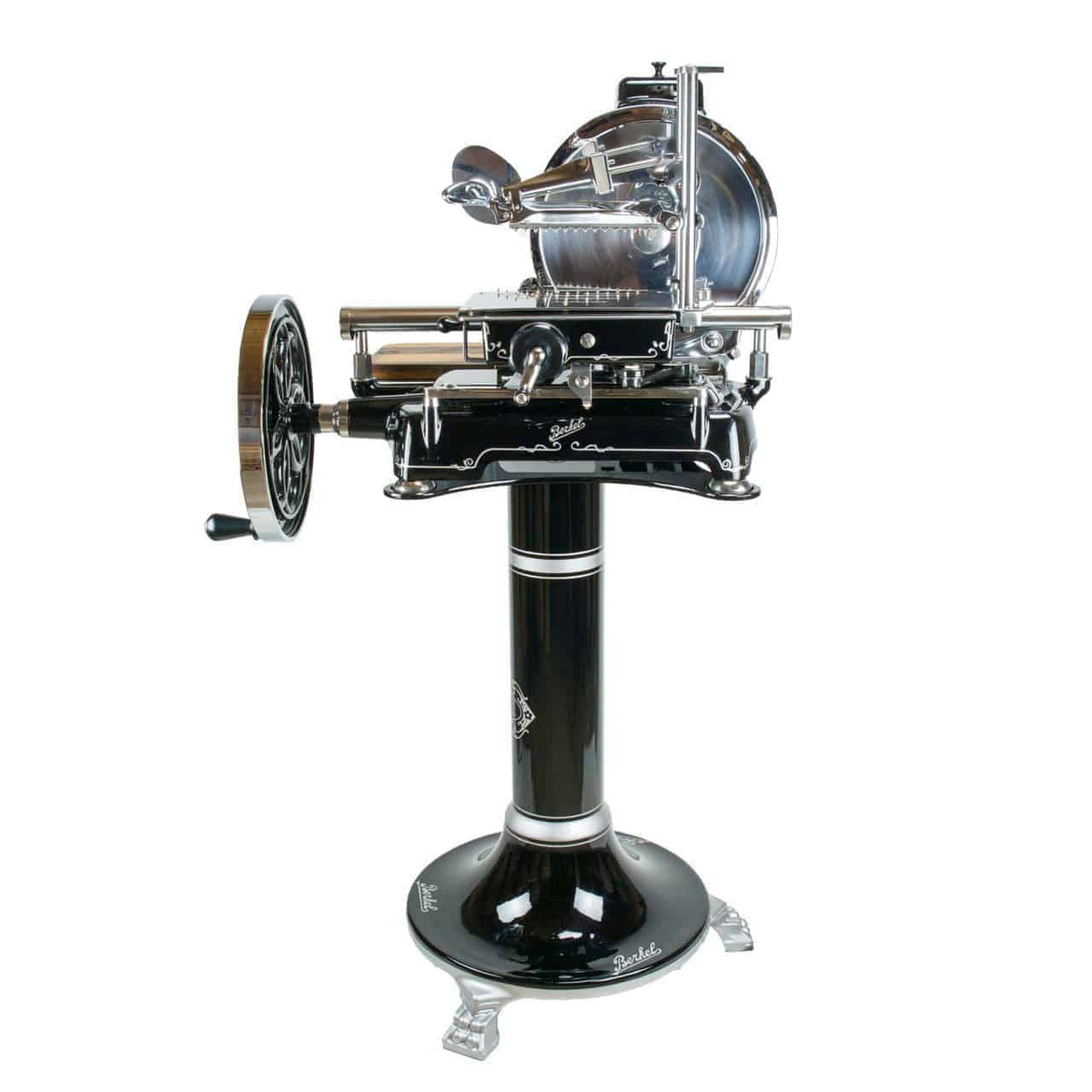 Der Berkel Volano B114 in auffälligem Schwarz ist ein manueller Fleischschneider mit stabilem Standfuß und elegantem Schneidebrett. Er verfügt über ein Handkurbelrad, ein scharfes Rundmesser und eine verstellbare Schneideplattform und besticht durch ein klassisches und kunstvolles Design.