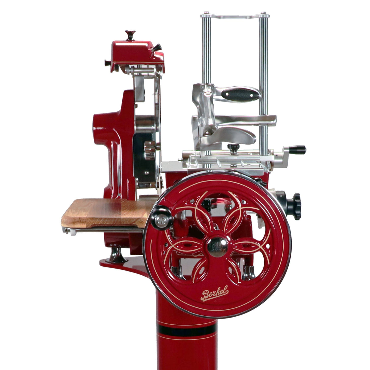 Die Berkel Volano B2 Rot, Schwungradmaschine ist ein atemberaubender roter Fleischschneider im Vintage-Stil mit Chromakzenten und einer großen runden Handkurbel. Diese elegante Aufschnittmaschine mit aufwendiger Metallarbeit und einem Sockel verfügt über ein einzigartiges Holztablett. Auf dem Rad ist der Name „Berkel“ deutlich zu sehen, was zu seinem klassischen Charme beiträgt.