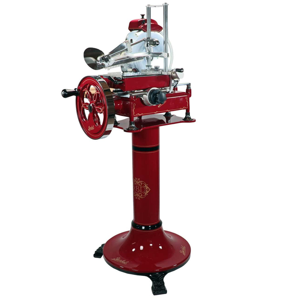 Eine Berkel Volano B2 Schwungradmaschine in Rot steht stolz auf einem passenden Sockel mit einem angebrachten Holzschneidebrett und verbindet Funktionalität und Ästhetik nahtlos. Dieser schöne Vintage-Fleischschneider verfügt über komplizierte Metalldetails, ein Handkurbelrad, eine glänzende Klinge, einen Einstellgriff und dekorative Akzente, die klassischen Stil mit praktischem Design verbinden.
