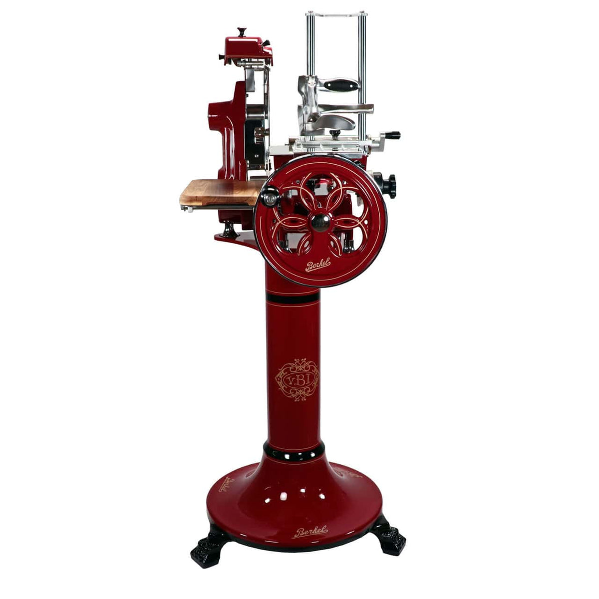 Die Berkel Volano B2 Schwungradmaschine in Rot ist ein roter Fleischschneider im Vintage-Stil und verfügt über einen Handkurbelmechanismus. Diese exquisite Aufschnittmaschine hat ein rundes Messer, eine einzigartige Holzplattform (Fassholzbrett Unikat) und kunstvolle Verzierungen an der Basis und den Seiten. Sie steht auf einem Sockel mit vier kurzen Beinen (Standfuß).