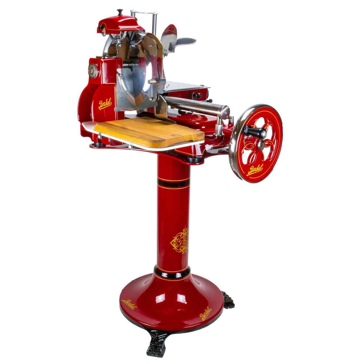 Die Berkel Volano B3 Rot Schwungrad-Aufschnittmaschine + Einlegebrett aus Fassholz steht auf einem Sockel und verfügt über ein großes handgekurbeltes Rad auf der rechten Seite, ein scharfes Rundmesser und eine Holzplattform zum Platzieren des Fleisches. Diese Vintage-Schneidemaschine in Rot und Gold besticht durch aufwendige Details und ein klassisches, altmodisches Design.