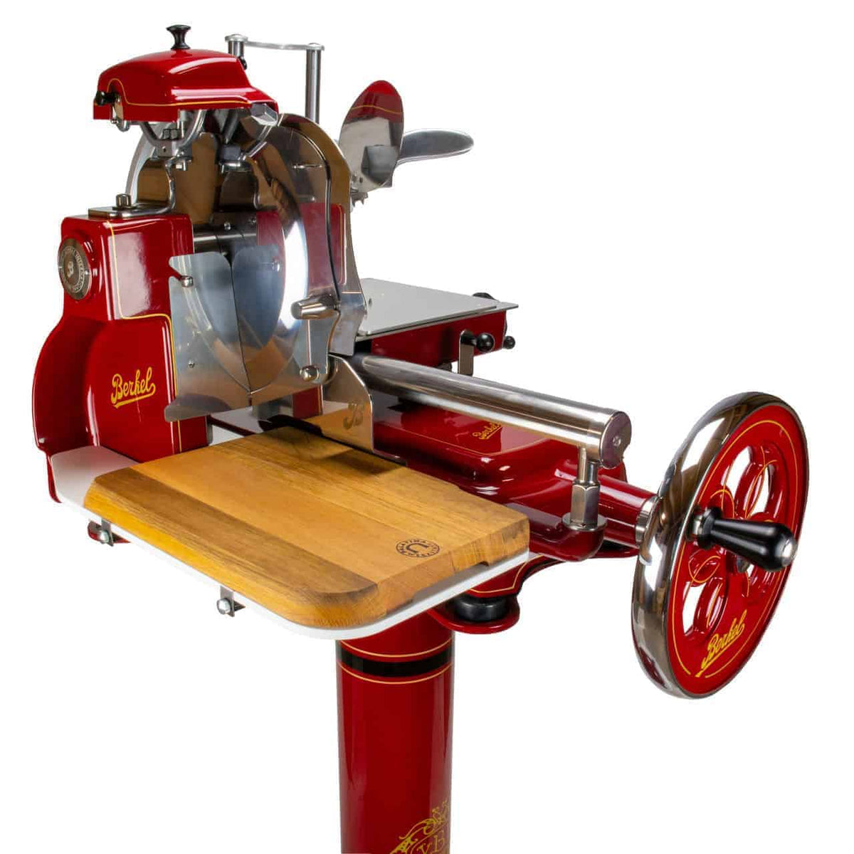 Eine Berkel Volano B3 Rot Schwungrad-Aufschnittmaschine mit einem Einlegebrett aus Fassholz und einem Handkurbelrad. Der Allesschneider verfügt über aufwendige Details und metallische Akzente und stellt sowohl Funktionalität als auch klassisches Design zur Schau.