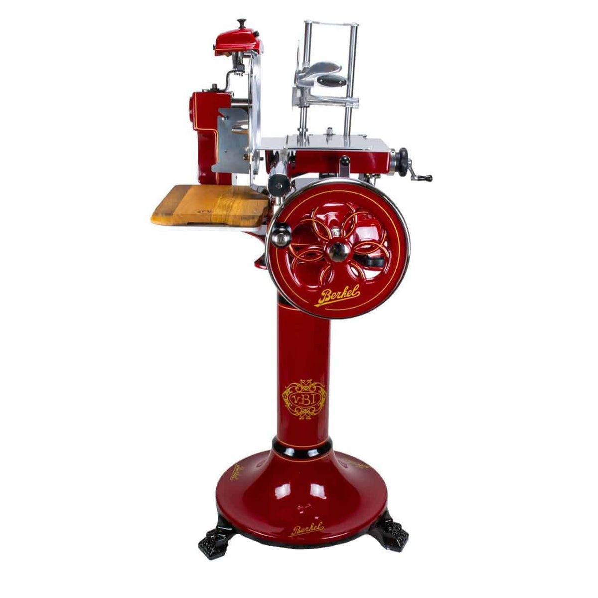 Eine Vintage-Aufschnittmaschine, die Berkel Volano B3 Rot Schwungrad-Aufschnittmaschine + Einlegebrett aus Fassholz, steht stolz auf einem passenden Sockel. Sie verfügt über ein großes Metallrad, an dessen linker Seite ein Einlegebrett aus Fassholz angebracht ist. Die polierten Metallteile und die dekorative goldene Beschriftung der Aufschnittmaschine vervollständigen ihr elegantes Design.