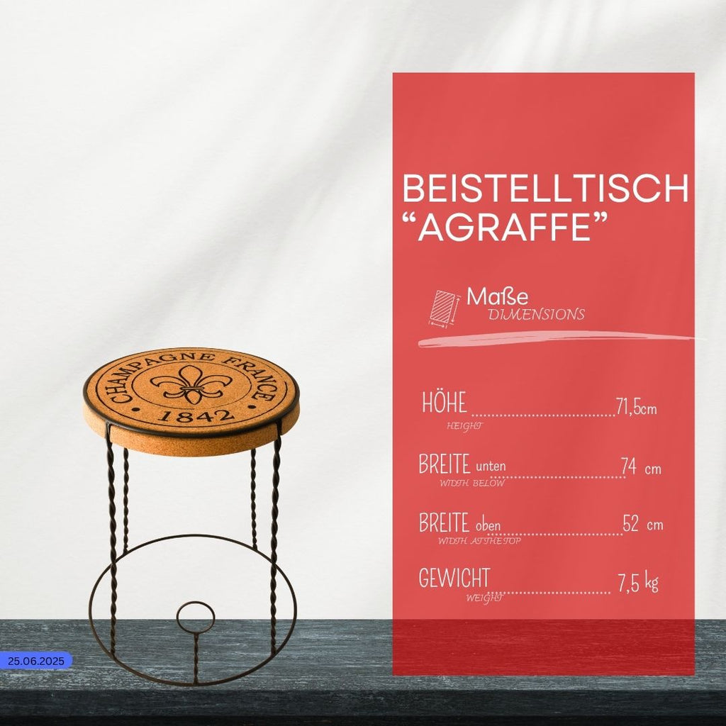 Der hochwertige Beistelltisch aus Kork "Agraffe" ist im Stil einer Champagner-Agraffe gestaltet, nachhaltig gefertigt, mit Korkplatte "CHAMPAGNE FRANÇAIS 1842" und deutschen Maßangaben zu Höhe, Breite und Gewicht.