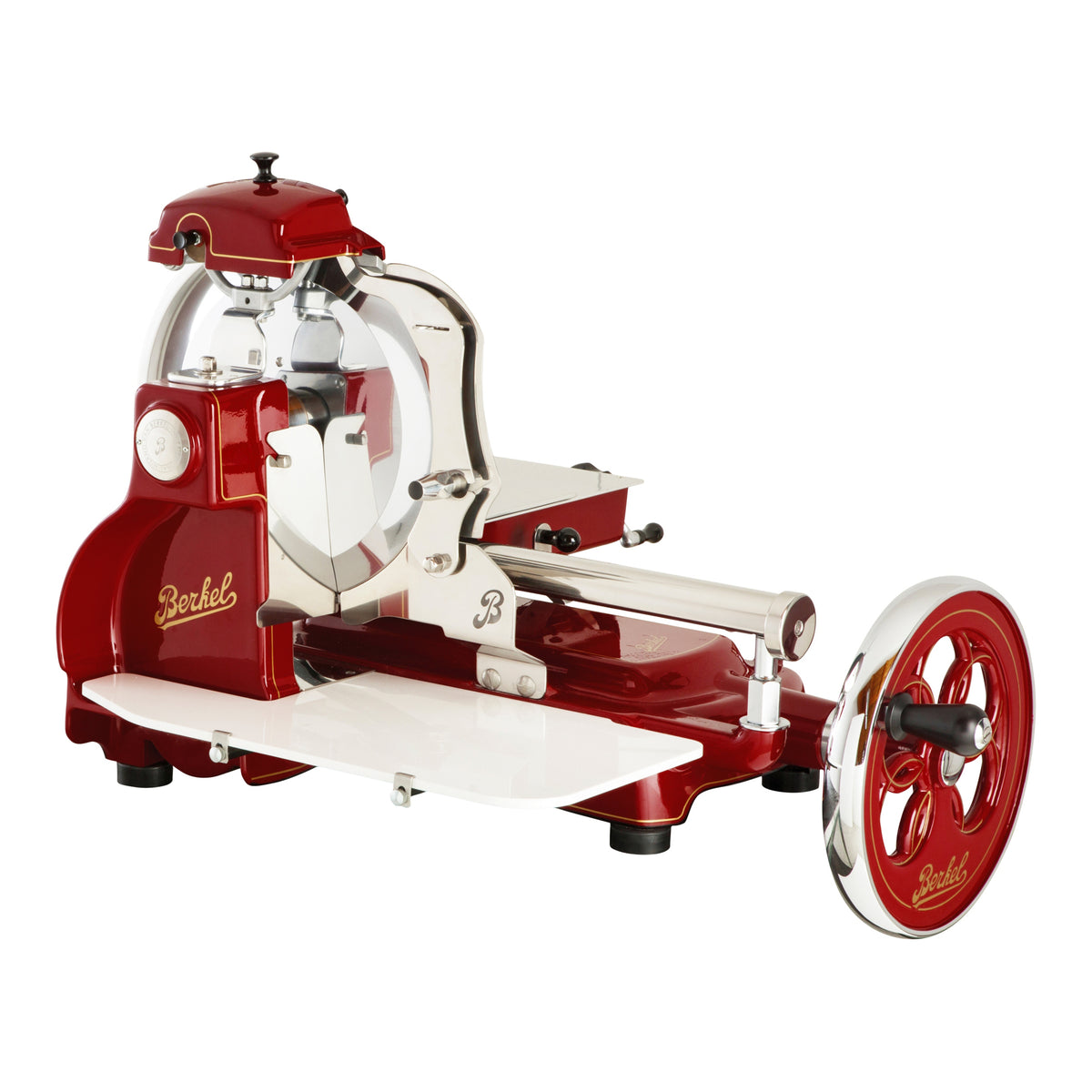 Eine Berkel Volano B3 Rot Schwungradmaschine mit Standfuß und Fassholzeinlegebrett im Vintage-Stil, mit einem rot-silbernen Design, einer Handkurbel auf der rechten Seite und dem Markennamen „Berkel“ deutlich sichtbar auf dem Gehäuse. Die Aufschnittmaschine hat eine glänzende Oberfläche und verbindet moderne Funktionen mit einem Retro-Look, was sie perfekt für Feinkosttheken oder Küchen zu Hause macht.