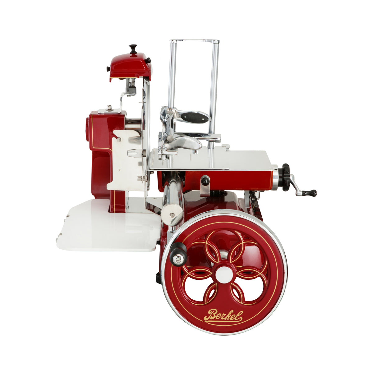 Die Berkel Volano B3 Rot, Schwungradmaschine mit Standfuß und Fassholzeinlegebrett, ist eine rot-weiße Vintage-Fleischschneidemaschine von Berkel mit Handkurbel und aufwendigen Designdetails. Sie verfügt über ein großes rotes Schwungrad, das mit einem dekorativen Muster und dem Berkel-Logo in goldener Schrift verziert ist. Die Maschine hat eine glatte, metallische Oberfläche mit durchsichtigen Teilen auf der Oberseite.