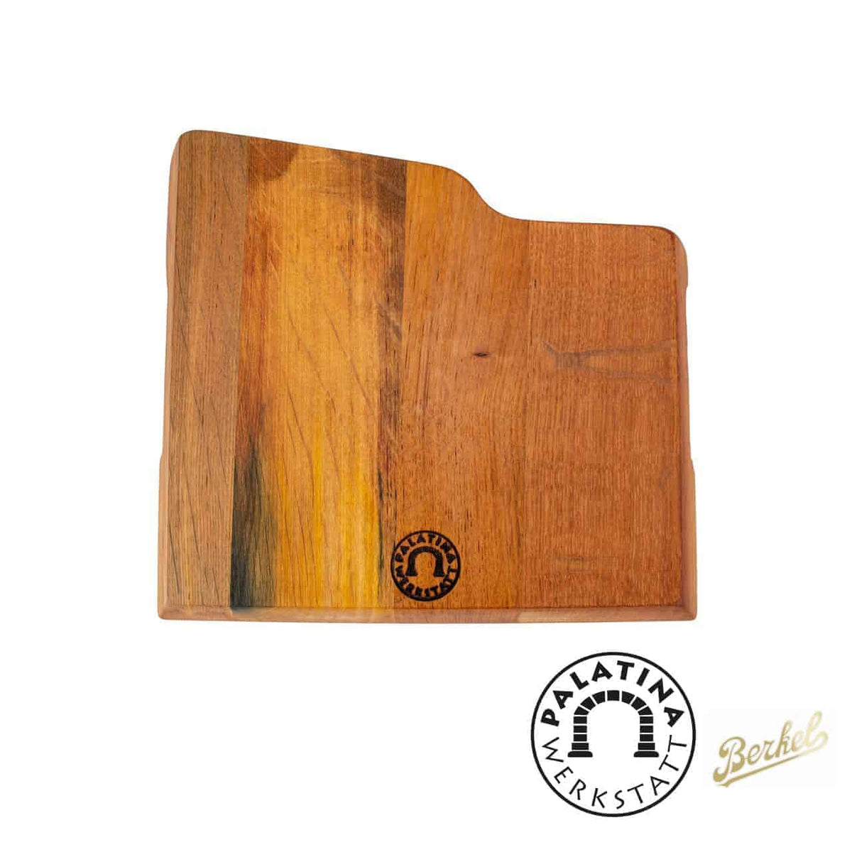 Ein rechteckiges Schneidebrett aus Holz mit natürlichem Finish und dem Logo der „Palatina Werkstatt“ in der unteren rechten Ecke. Das Logo ist ein kreisförmiges Design mit Text darin. Das Brett hat eine einzigartige, asymmetrische Form und wird vor einem weißen Hintergrund gezeigt.