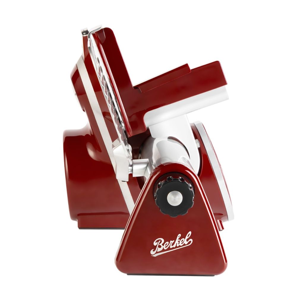Eine Seitenansicht der Berkel Icon Line 170 in Rot mit einem handgefertigten 30x20 cm großen Eichenholzeinsatz zeigt die abgewinkelte Klinge, den Speisewagen und den Einstellknopf, wobei der Markenname auf dem dreieckigen Sockel sichtbar ist.