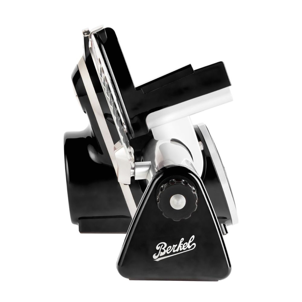 Die Seitenansicht des Berkel Icon Line 170 in schwarz mit handgefertigtem Einlegebrett aus Eiche 30x20 cm auf weißem Hintergrund hebt sein modernes Design und das "Berkel"-Logo auf seinem Sockel hervor.