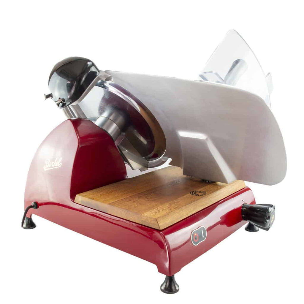Ausgestellt wird eine Berkel Red Line 300 Rot, Original Profi-Aufschnittmaschine mit einem Messerdurchmesser von 300 mm und einer Einlegebrett Fassholz-Schneidefläche. Die Fleischschneidemaschine verfügt über einen schwarzen Einstellknopf, steht auf schwarzen Beinen mit Saugnäpfen und kombiniert Metall- und Kunststoffteile für effizientes Schneiden.