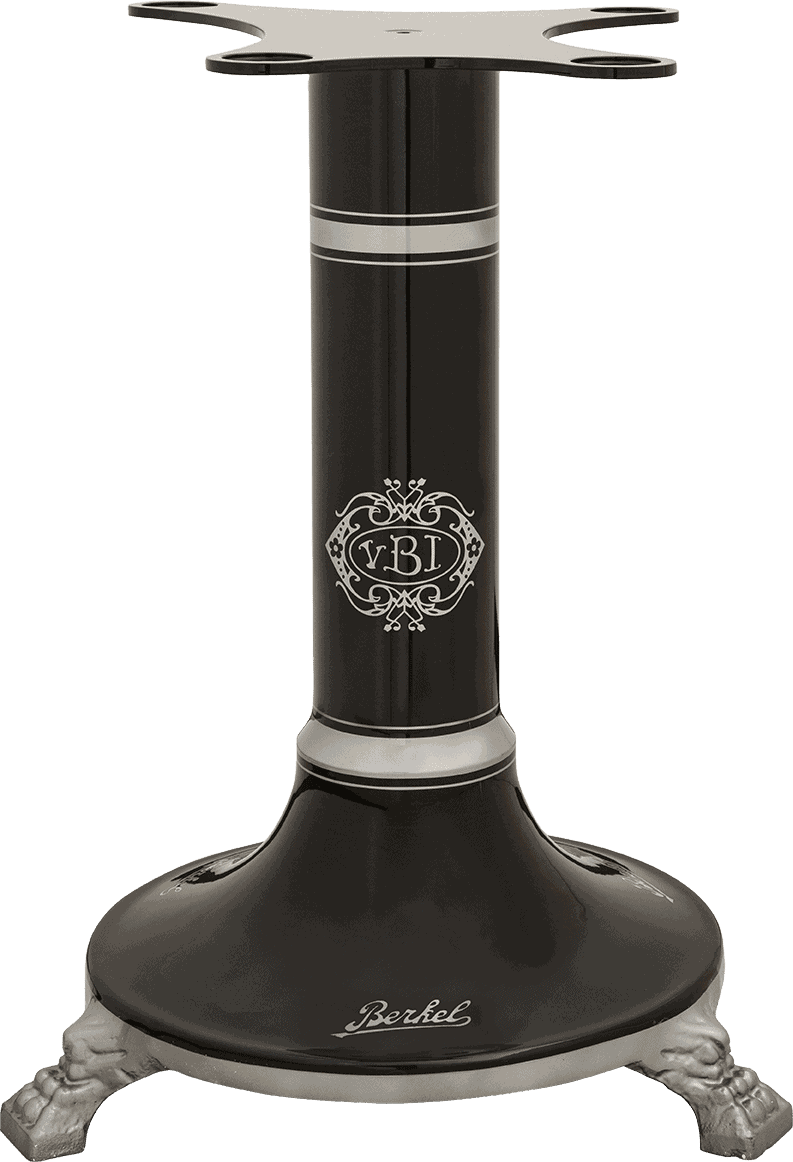 Ein eleganter schwarz-silberner Standfuß mit aufwendigem Design. Der von Schwungradmaschienen inspirierte Sockel weist kunstvolle Details auf, darunter vier klauenartige Füße. Die Säule zeigt ein dekoratives Emblem mit den Buchstaben „vB“ in einem runden Rahmen, während unten „Berkel B3“ eingraviert ist.