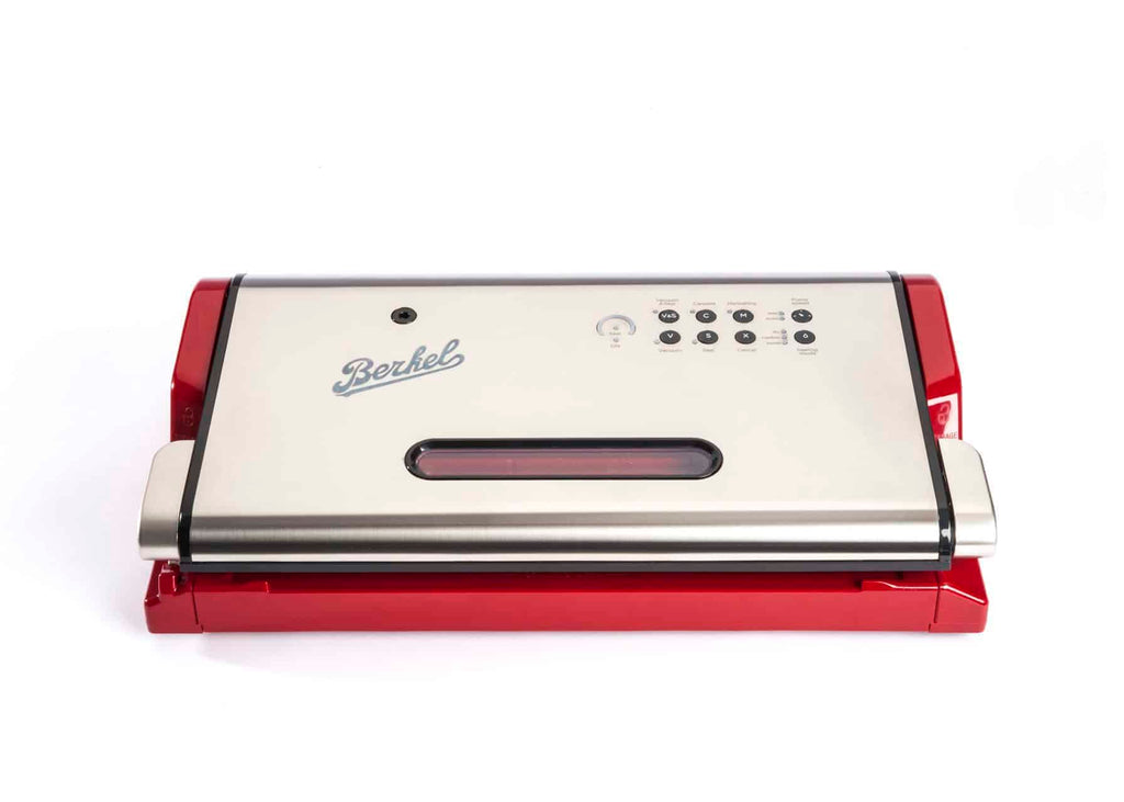 Das Berkel Vacuum oder die Vakuummaschine in Rot und Edelstahl verfügt über Tasten und Kontrollleuchten auf dem Bedienfeld. Der Markenname „Berkel“ ist oben links gut sichtbar angebracht, neben einem rechteckigen Sichtfenster auf der Vorderseite.