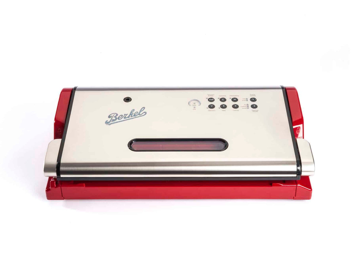 Das Berkel Vacuum oder die Vakuummaschine in Rot und Edelstahl verfügt über Tasten und Kontrollleuchten auf dem Bedienfeld. Der Markenname „Berkel“ ist oben links gut sichtbar angebracht, neben einem rechteckigen Sichtfenster auf der Vorderseite.
