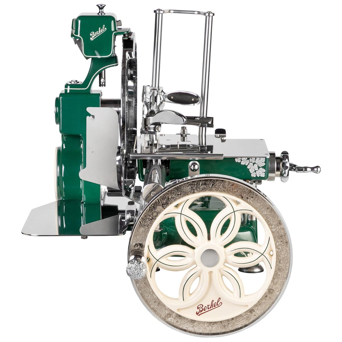 Seitenansicht einer Berkel Volano B114 Sondermodell Schwungradmaschine incl. Standfuß + Fassholzbrett, in Vintage-Grün und Silber mit verschnörkelten Details und einem großen cremefarbenen Rad mit aufwändigem Blumenmuster.