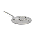 Die De Buyer Blinis-Pfanne Mineral B ist eine Metallpfanne mit drei kreisförmigen Fächern und einem langen Stiel. Sie eignet sich perfekt, um mehrere kleine Speisen wie Eier, Pfannkuchen oder Blinis auf einmal zuzubereiten.