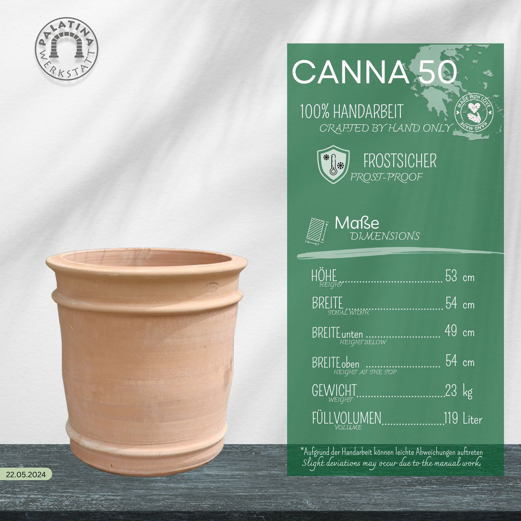 Ein Terrakotta-Übertopf mit der Aufschrift „Canna“ mit den Maßen Höhe 53 cm, Breite oben 49 cm, Breite unten 42 cm, Gewicht 19 kg und einem Fassungsvermögen von 19 Litern steht auf einer Holzoberfläche. Er trägt stolz das Symbol „Frostsicher“.