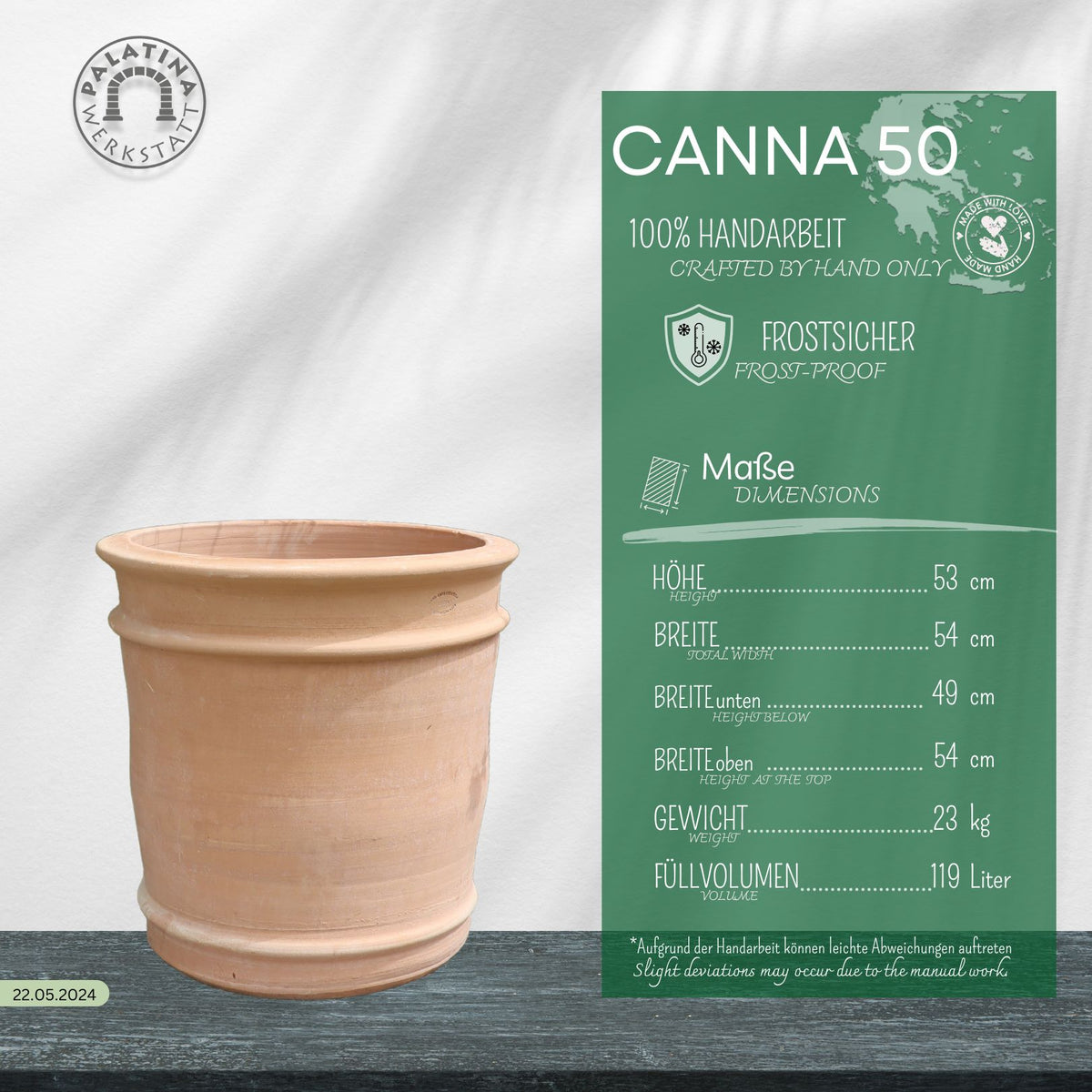 Ein Terrakotta-Übertopf mit der Aufschrift „Canna“ mit den Maßen Höhe 53 cm, Breite oben 49 cm, Breite unten 42 cm, Gewicht 19 kg und einem Fassungsvermögen von 19 Litern steht auf einer Holzoberfläche. Er trägt stolz das Symbol „Frostsicher“.