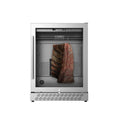 Der Dry Ager CASO DryAged Master 125, ein Kühlschrank aus Edelstahl zum Reifen von Fleisch, verfügt über eine durchsichtige Glastür, durch die ein großes Stück Fleisch mit Knochen im Inneren hängt. Das Gerät ist mit digitalen Bedienelementen und einem belüfteten Bodenbereich ausgestattet und trägt im oberen Innenbereich deutlich sichtbar den Markennamen „CASO“.
