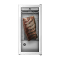 Eine Schrägansicht des Dry Ager CASO DryAged Master 63 Kühlschranks zeigt ein großes Stück Rippchen, das darin hängt. Der Kühlschrank verfügt über eine Temperaturanzeige mit 3°C, eine Glastür und einen Edelstahlrahmen. Der Markenname „CASO“ ist deutlich über der Tür zu sehen.