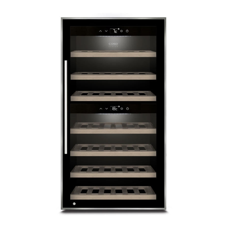 Abbildung des Weinkühlschranks 2 Zonen CASO WineComfort 66 schwarz mit Glastür. Der Kühlschrank verfügt über mehrere Holzregale und ein digitales Bedienfeld mit Temperatureinstellungen. Die Innenregale sind für die Aufnahme von Weinflaschen ausgelegt, wobei die Temperaturanzeige 12 °C und 18 °C anzeigt.
