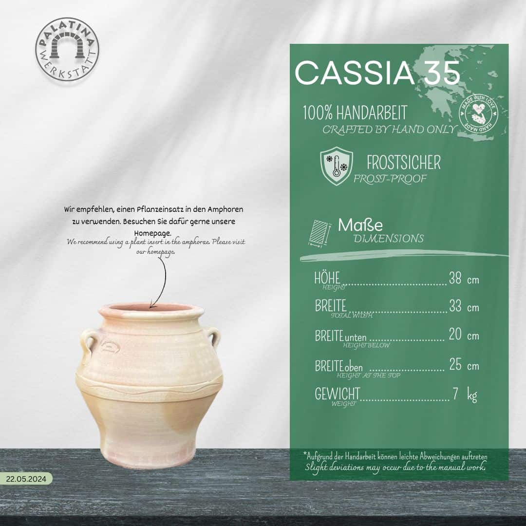 Links ist eine cremefarbene und hellbraune altgriechische Amphore "Cassia" H=35 cm mit zwei Griffen zu sehen. Auf der rechten Seite hebt grüner Text "CASSIA 35", seine handgefertigten und frostsicheren Eigenschaften sowie die Maße in cm und kg hervor.