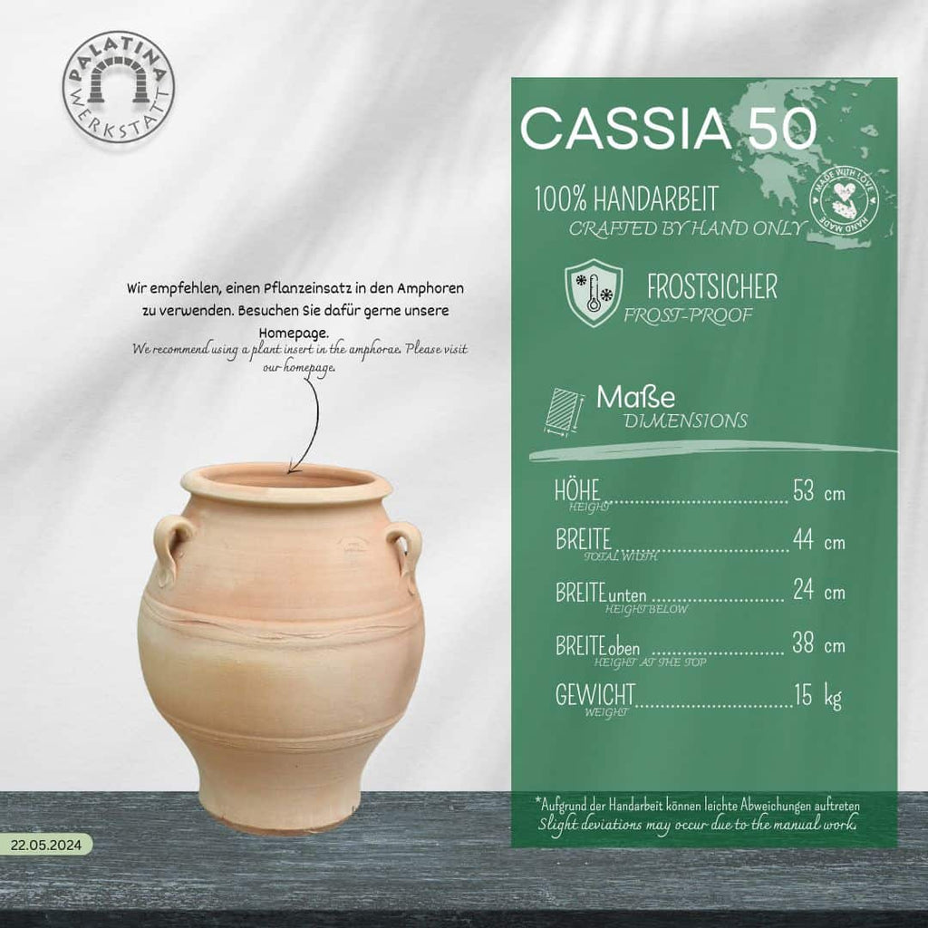 Eine griechische Terrakotta-Amphore "Cassia" H=50 cm wird neben einer grünen Tafel gezeigt, auf der ihr Name, ihre Abmessungen, ihr Gewicht und ihre Eigenschaften wie frostsicher und handgefertigt aufgeführt sind.