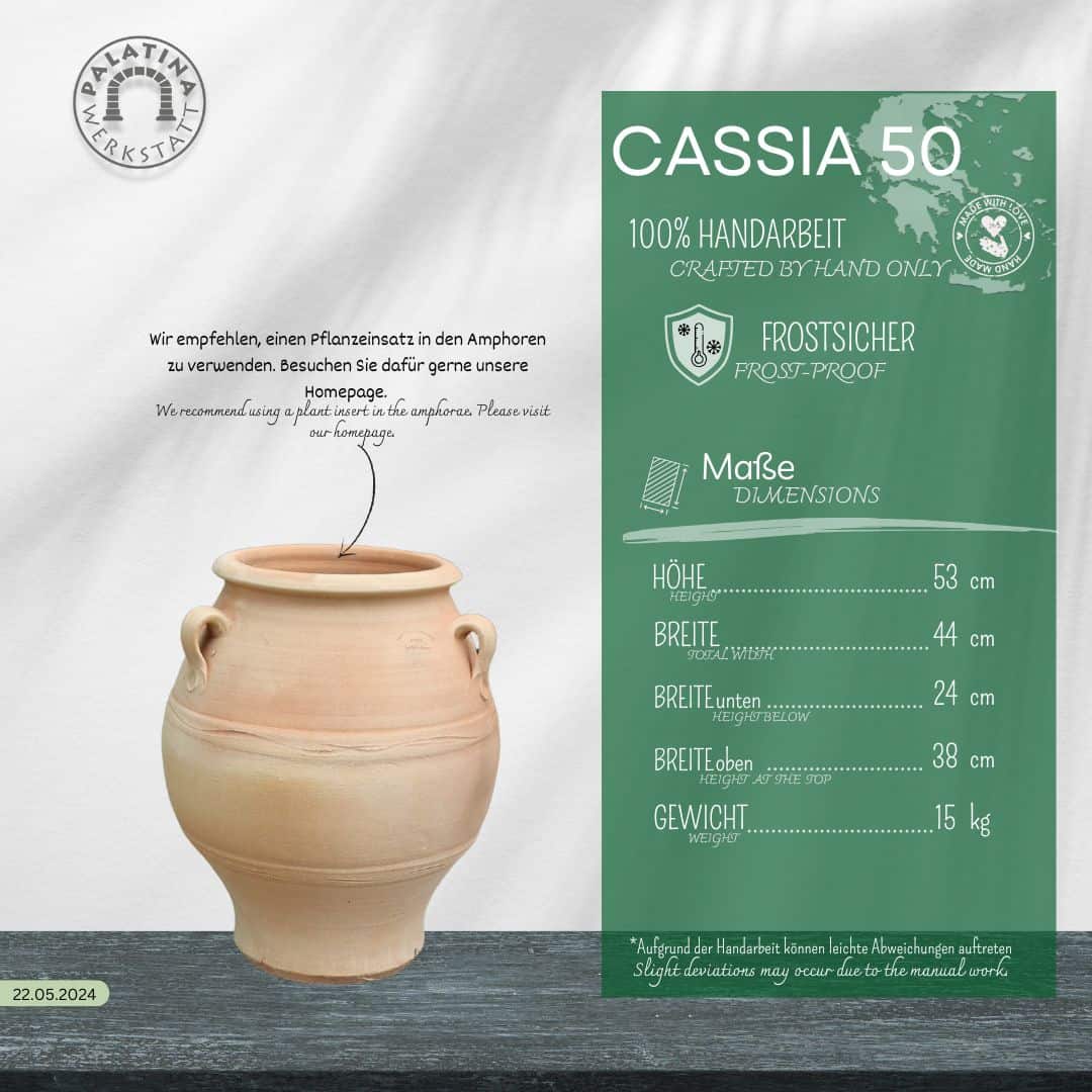 Eine griechische Terrakotta-Amphore "Cassia" H=50 cm wird neben einer grünen Tafel gezeigt, auf der ihr Name, ihre Abmessungen, ihr Gewicht und ihre Eigenschaften wie frostsicher und handgefertigt aufgeführt sind.