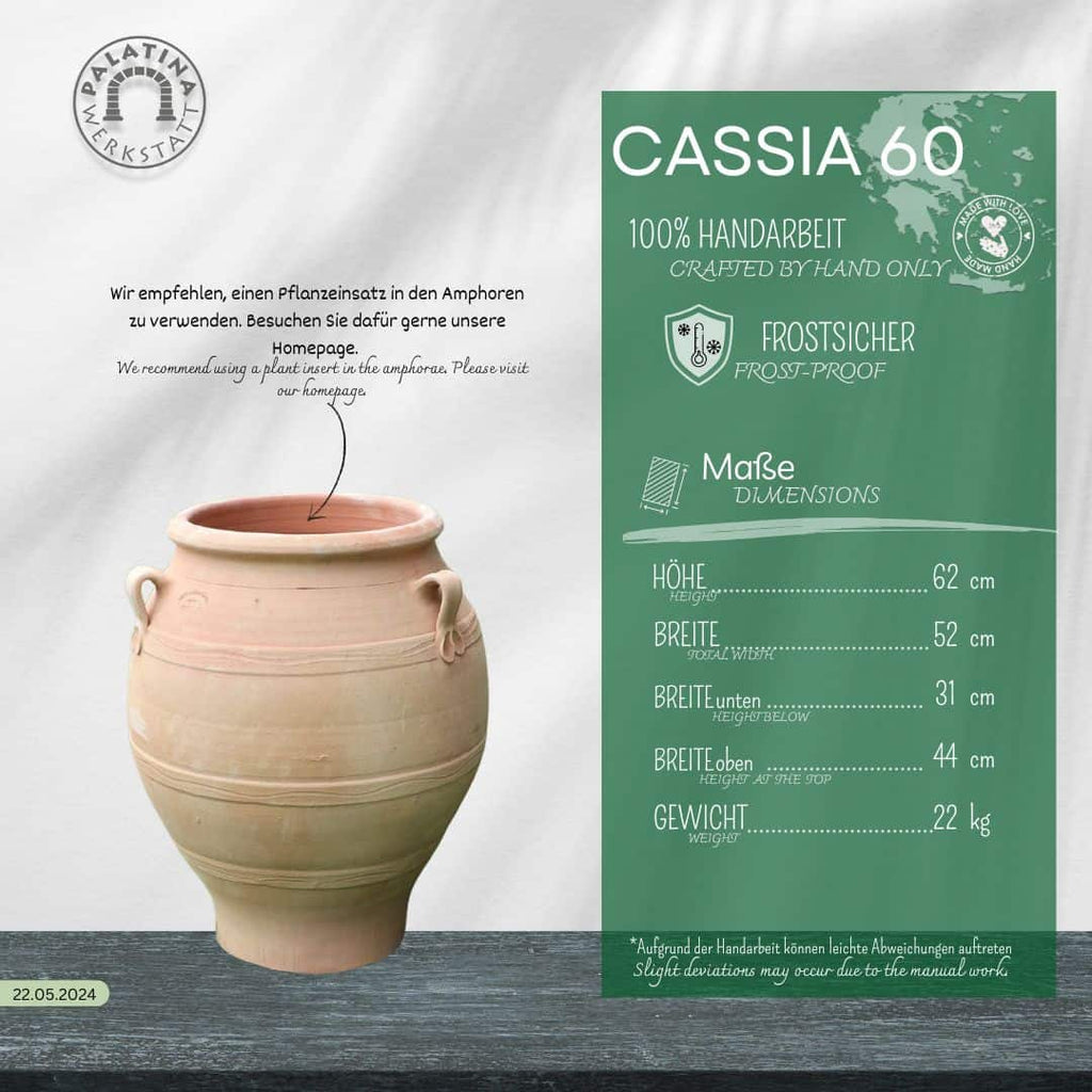 Ein beigefarbener Terrakotta-Pflanzkübel Amphore "Cassia" H=60 cm steht neben einer grünen Tafel, auf der die Maße, das Gewicht und die Eigenschaften wie handgefertigt und frostsicher angegeben sind, unter der Überschrift "CASSIA 60".