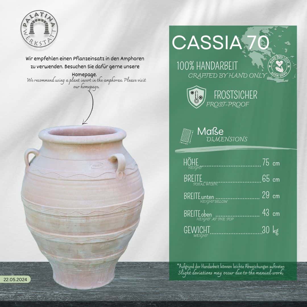 Der handgefertigte, frostsichere Dekorationsamphore "Cassia" (H=70 cm, Ø 49/39 cm, Öffnung 29 cm, 30 kg) sitzt auf einer grünen Steckkarte. Ein Pflanzeneinsatz wird empfohlen.