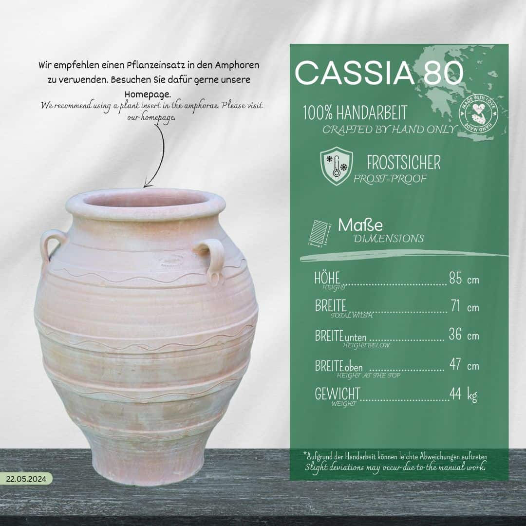 Eine beigefarbene Keramikamphore steht auf einer Holzfläche. Daneben steht in einer grünen Schachtel die winterfeste Dekorationsamphore "Cassia", H=70 cm, die in deutscher und englischer Sprache auf ihre frostsicheren, handgefertigten Eigenschaften hinweist.