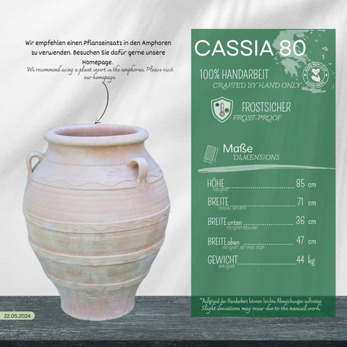 Eine beigefarbene Keramikamphore steht auf einer Holzfläche. Daneben steht in einer grünen Schachtel die winterfeste Dekorationsamphore "Cassia", H=70 cm, die in deutscher und englischer Sprache auf ihre frostsicheren, handgefertigten Eigenschaften hinweist.