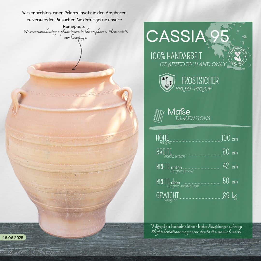 Eine große, hellbraune, frostsichere Amphore "Cassia", H=100 cm, mit zwei kleinen Seitenhenkeln steht auf einer weißen Fläche. Eine grüne Infotafel daneben zeigt ihre Maße und Eigenschaften mit der Überschrift "CASSIA 95".