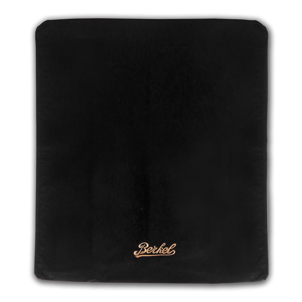 Eine schwarze Berkel Abdeckhaube in schwarz + Poliertuch Home Line, Red Line, Volano mit abgerundeten Kanten und „Berkel“ in goldener Schrift unten in der Mitte eingestickt. Der Stoff wirkt glatt und samtig und erinnert an hochwertige Handwerkskunst.