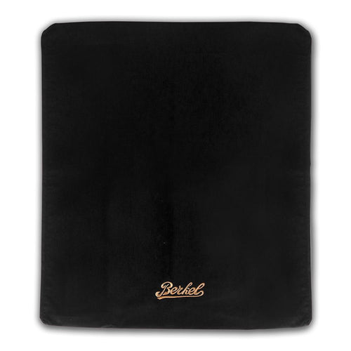 Eine schwarze Berkel Abdeckhaube in schwarz + Poliertuch Home Line, Red Line, Volano mit abgerundeten Kanten und „Berkel“ in goldener Schrift unten in der Mitte eingestickt. Der Stoff wirkt glatt und samtig und erinnert an hochwertige Handwerkskunst.