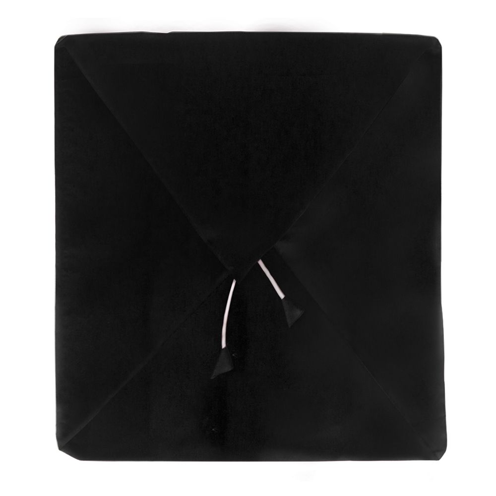 Eine Draufsicht auf eine schwarze Abschlusskappe mit einem quadratischen Doktorhut mit einer schwarzen Quaste und einer einzelnen weißen Kordel. Die Kappe steht vor einem schlichten weißen Hintergrund, was ihr elegantes und formelles Erscheinungsbild hervorhebt – erinnert an den raffinierten Look, der für die Berkel Abdeckhaube in Schwarz + Poliertuch Home Line, Red Line, Volano charakteristisch ist.
