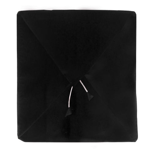 Eine Draufsicht auf eine schwarze Abschlusskappe mit einem quadratischen Doktorhut mit einer schwarzen Quaste und einer einzelnen weißen Kordel. Die Kappe steht vor einem schlichten weißen Hintergrund, was ihr elegantes und formelles Erscheinungsbild hervorhebt – erinnert an den raffinierten Look, der für die Berkel Abdeckhaube in Schwarz + Poliertuch Home Line, Red Line, Volano charakteristisch ist.