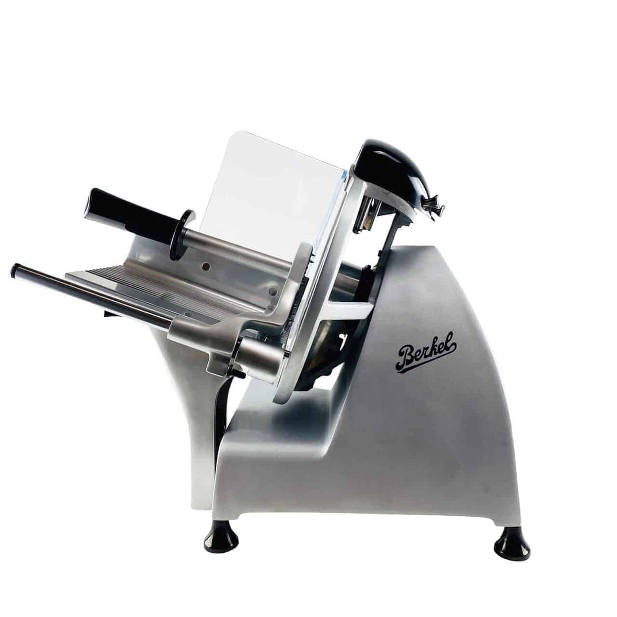 Eine Profi-Aufschnittmaschine Berkel Red Line 250 Grau Teflon aus Edelstahl mit schwarzen Griffen und einem durchsichtigen Schutzgitter. Die Maschine aus der Berkel Red Line-Serie hat einen Messerdurchmesser von 25 cm und ein zusätzliches Einlegebrett aus Fassholz. Sie trägt stolz das „Berkel“-Logo und ist schräg positioniert, um ihre Klinge und Schneideplattform zu präsentieren, während sie auf vier kleinen Gummifüßen steht.