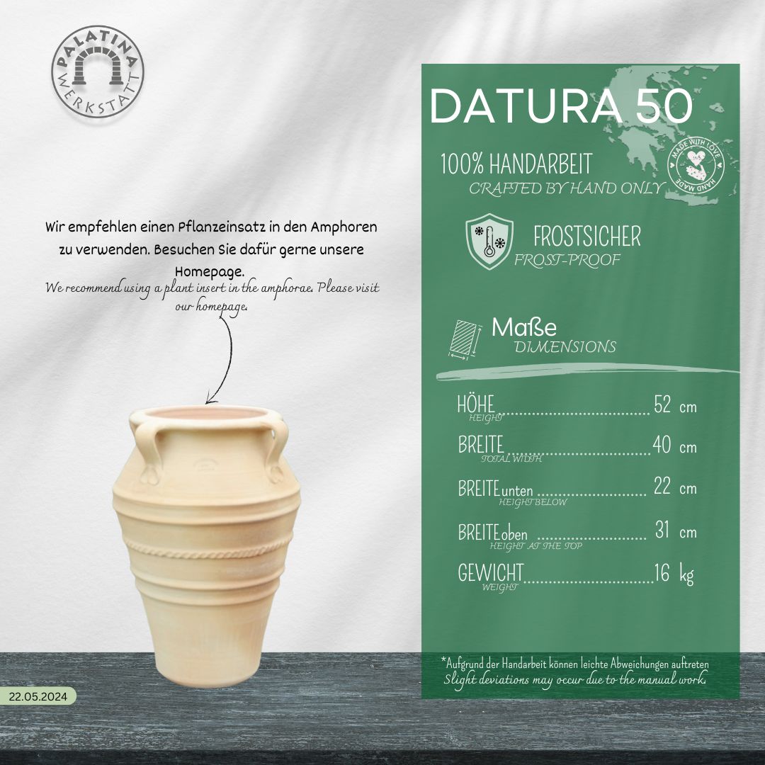 Neben einem grünen Info-Panel mit Produktdetails steht eine frostfeste terracotta Amphore "Datura", H=50 cm. Das Panel informiert auf Deutsch, dass die Amphore handgefertigt, frostfest und 16 kg schwer ist.