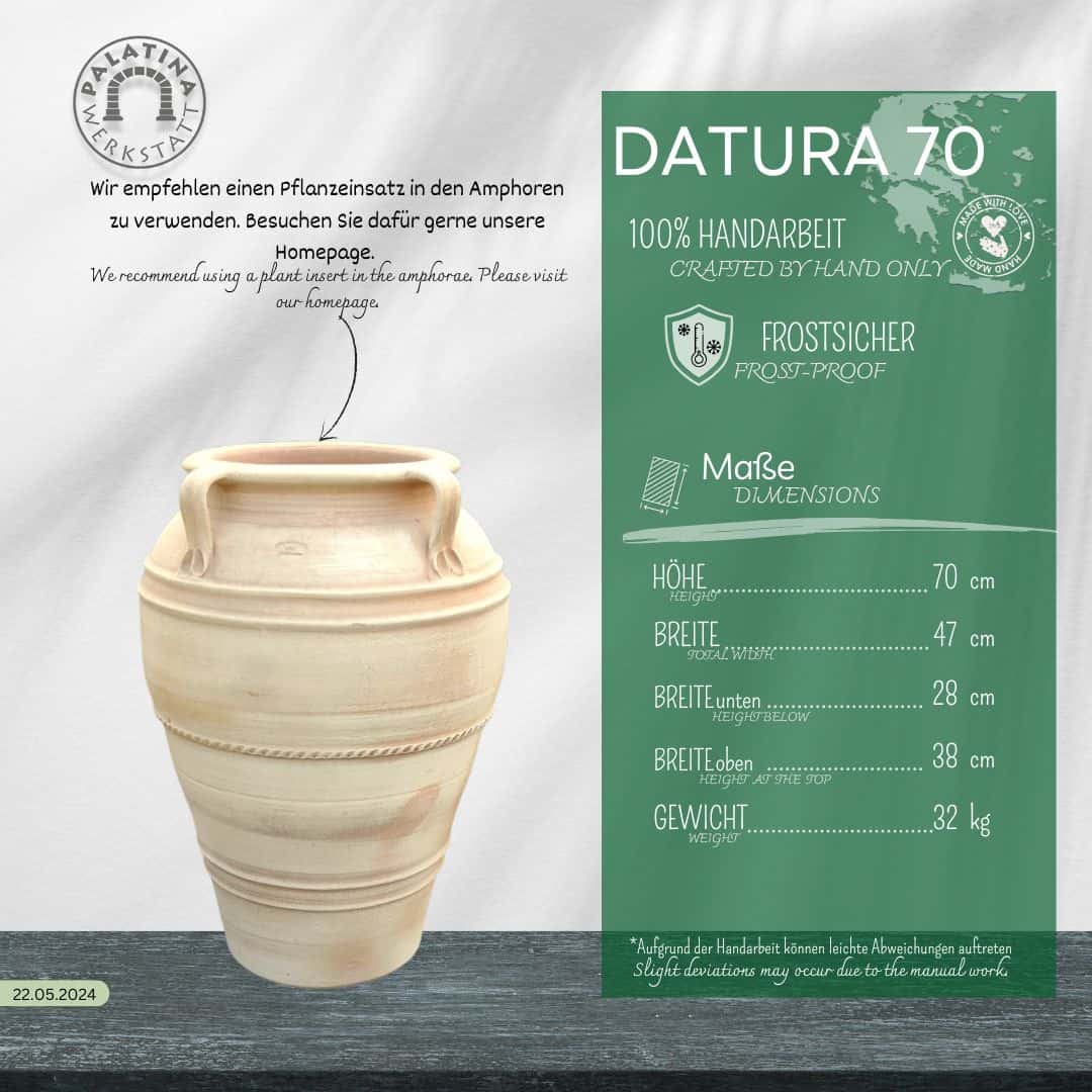 Die frostfeste Terrakotta-Amphore "Datura" (H=70cm, B=47cm, Öffnung 38cm, 32kg) in creme steht neben einer grünen Infokarte, die die handgefertigte Qualität und Frostbeständigkeit hervorhebt.