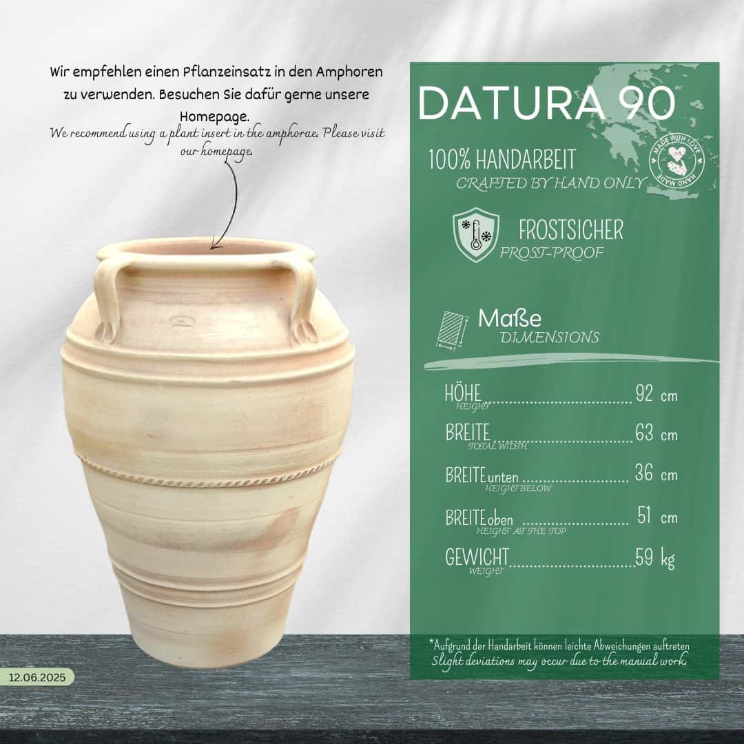 Die große frostfeste Terracotta Amphore "Datura" (H= 90 cm) mit zwei Henkeln ist neben einer grünen Infokarte abgebildet, auf der die Größe, die Frostbeständigkeit und die Empfehlung zur Verwendung einer Pflanzunterlage angegeben sind.