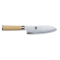 Das KAI Shun Classic DM-0702W Santokumesser verfügt über eine 18 cm lange, glänzende, breite Klinge aus rostfreiem Stahl mit einem subtilen Wellenmuster, japanischen Kanji in der Nähe der Basis und einem hellen Holzgriff.