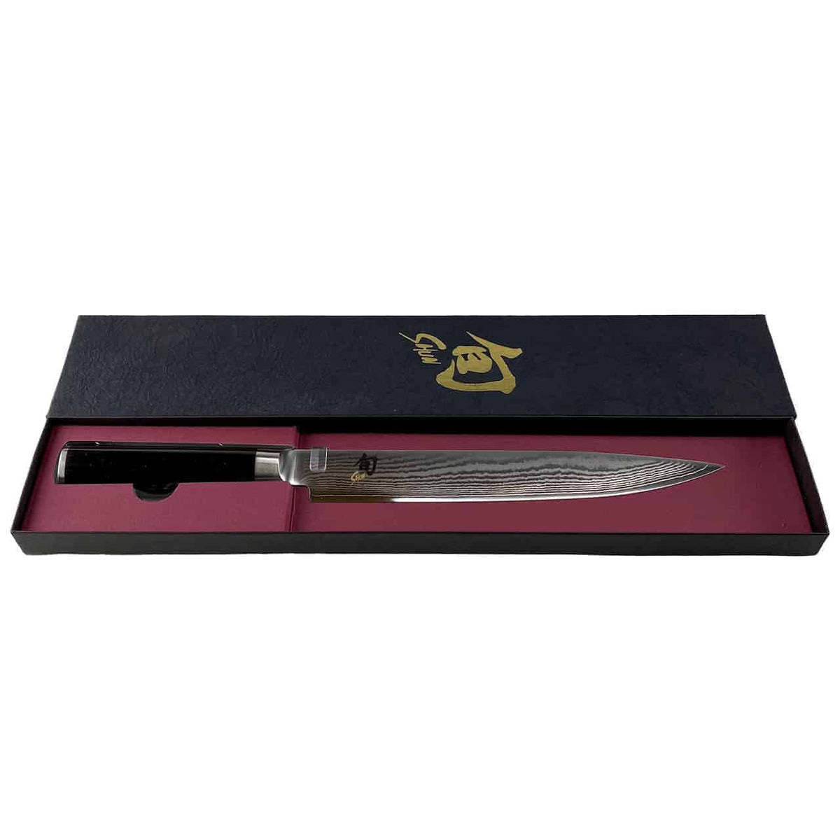 Das elegante Kai Shun Classic DM-0704 Schinkenmesser mit schwarzem Griff und 23 cm langer Damastklinge wird in einem offenen schwarz-roten Etui präsentiert, das auf der Innenseite des Deckels eine goldfarbene japanische Schrift sowie ein 30 x 22 cm großes Eichenbrett aufweist.